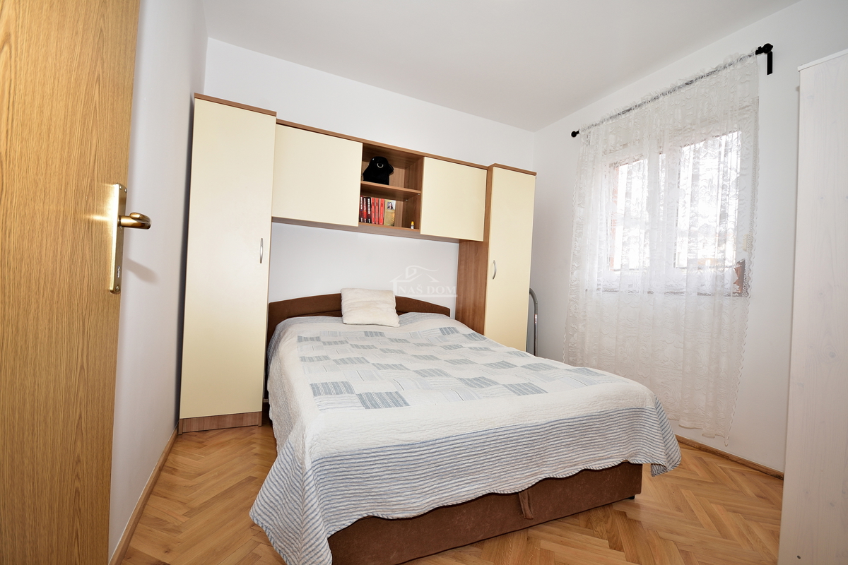 Vodice - opremljeno dvosobno stanovanje v visokem pritličju, 600 m od plaže