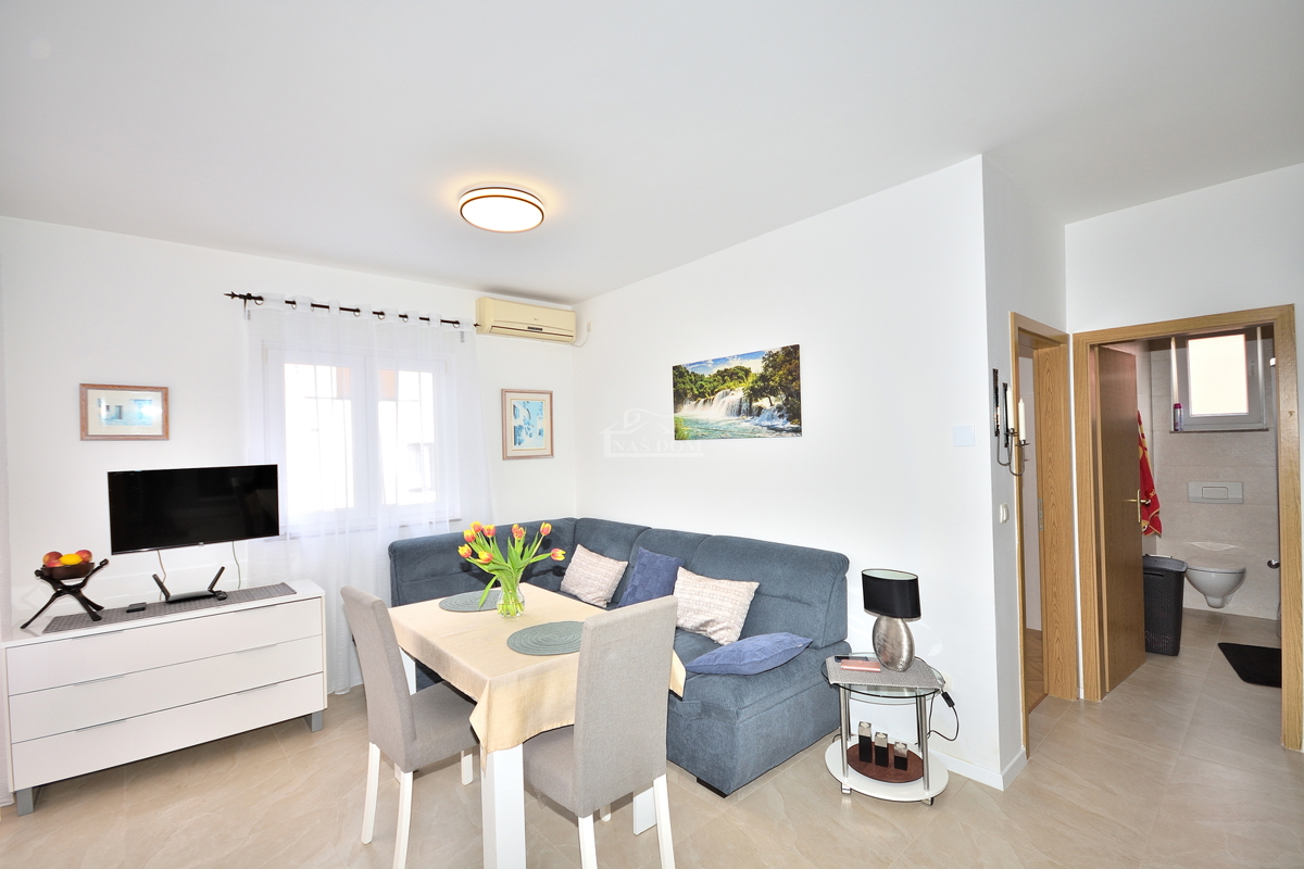 Vodice - opremljeno dvosobno stanovanje v visokem pritličju, 600 m od plaže