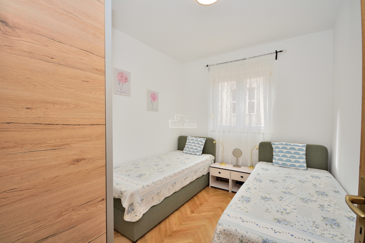 Vodice - opremljeno dvosobno stanovanje v visokem pritličju, 600 m od plaže