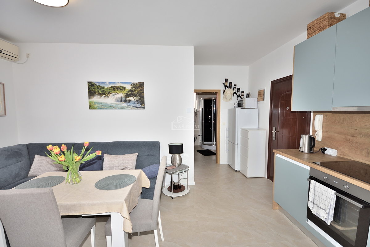 Vodice - opremljeno dvosobno stanovanje v visokem pritličju, 600 m od plaže