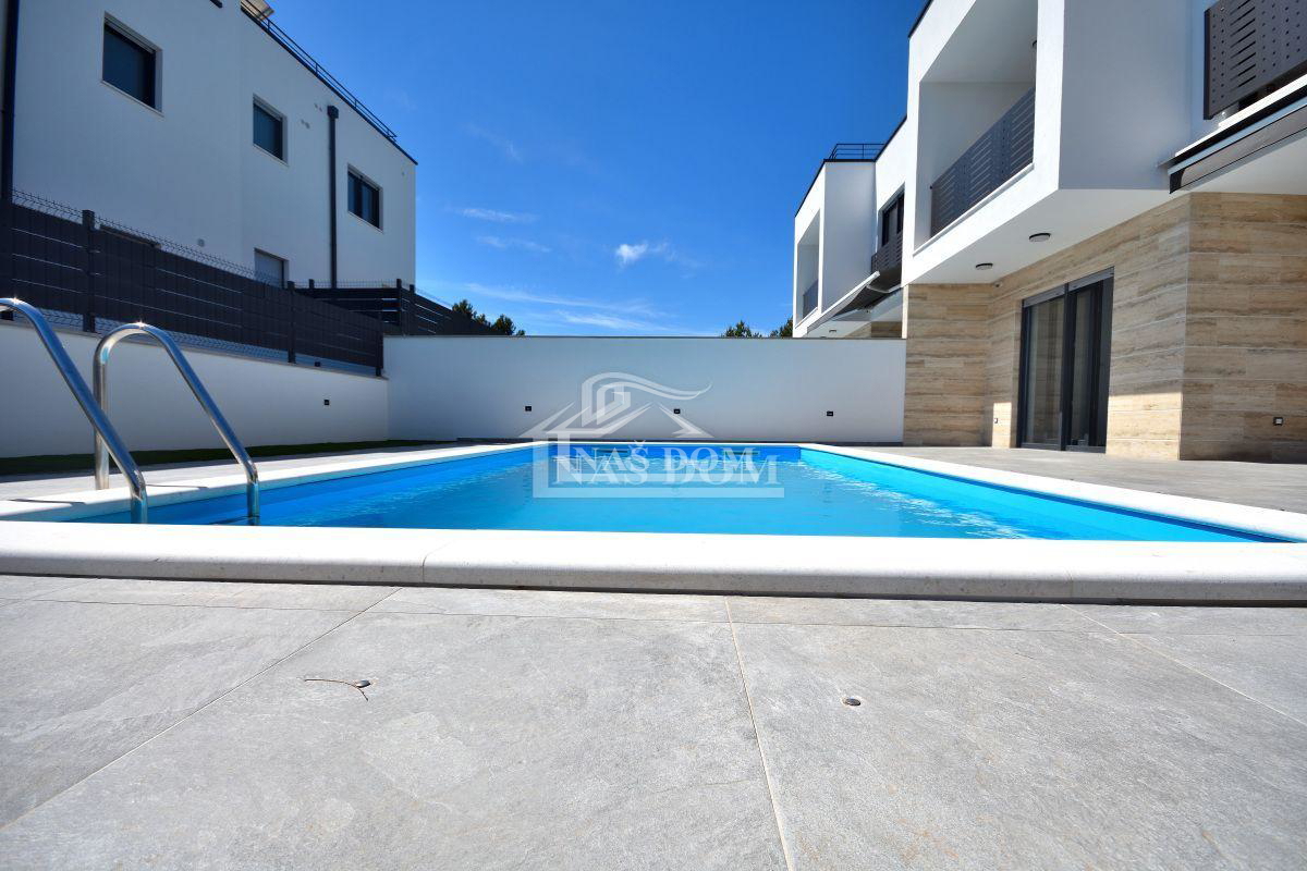 Vodice - NOVOGRADNJA dvojna hiša D s bazenom