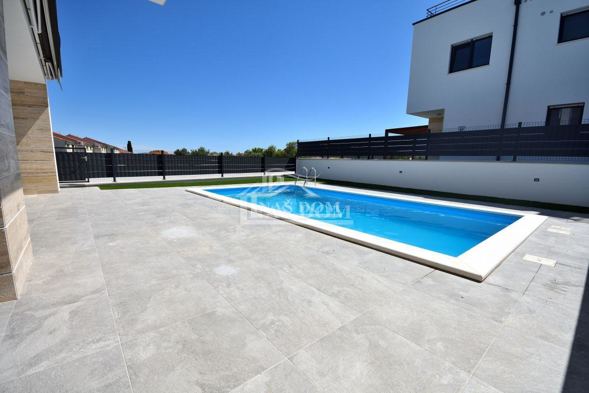 Vodice - NOVOGRADNJA dvojna hiša D s bazenom