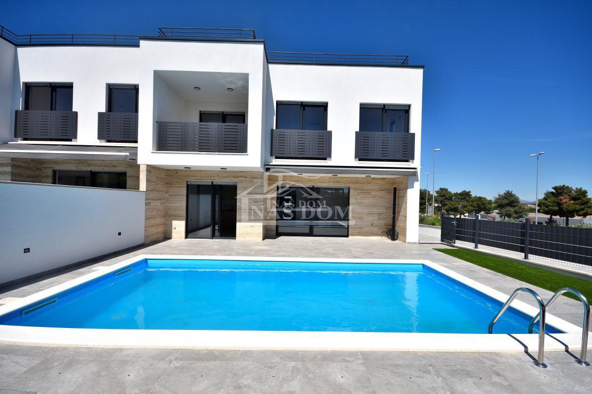 Vodice - NOVOGRADNJA dvojna hiša D s bazenom