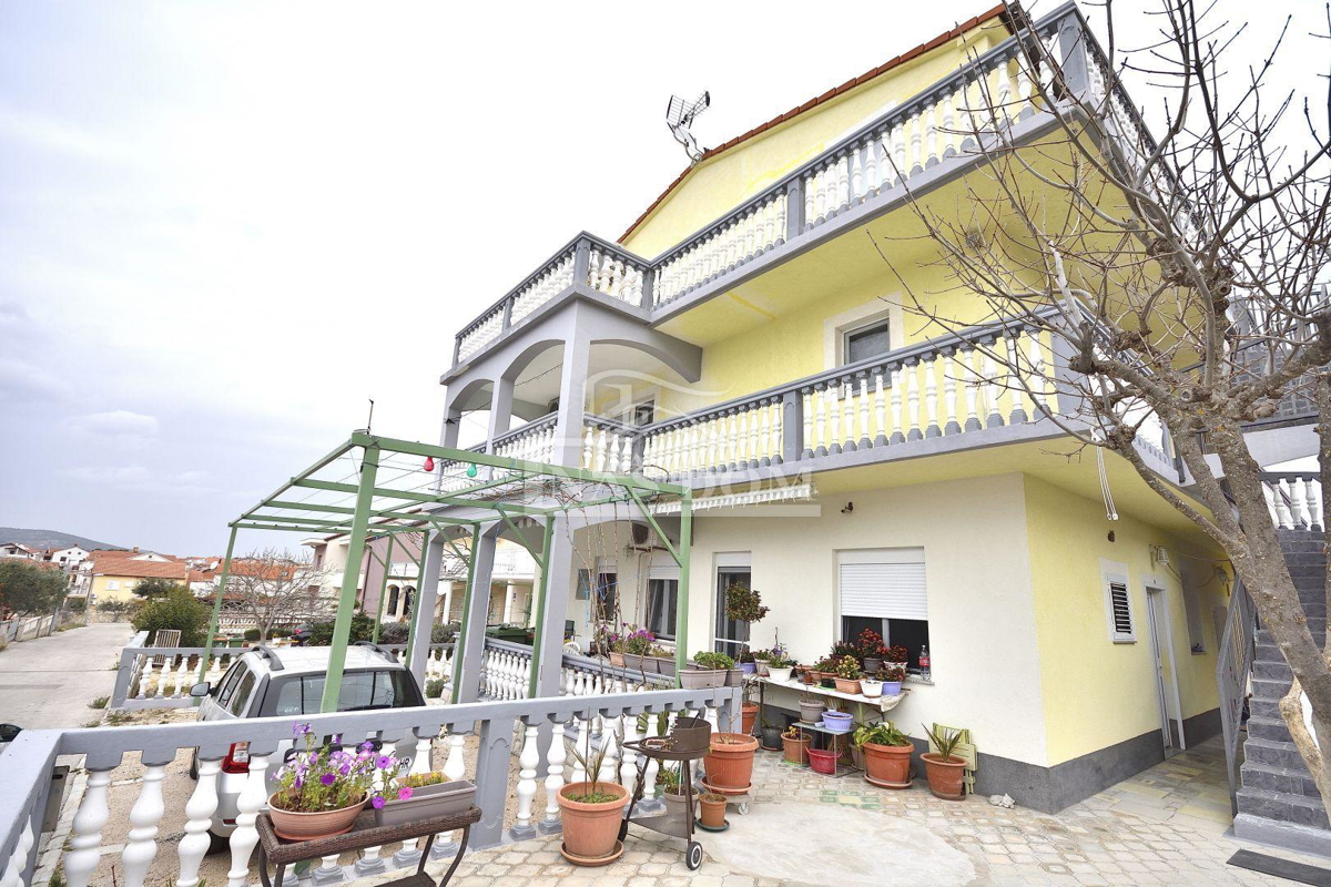 Vodice - Dvokatnica s 6 apartmana, 373,15 m2, 800 m od plaže Hangar