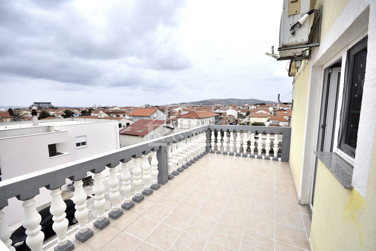 Vodice - Dvokatnica s 6 apartmana, 373,15 m2, 800 m od plaže Hangar