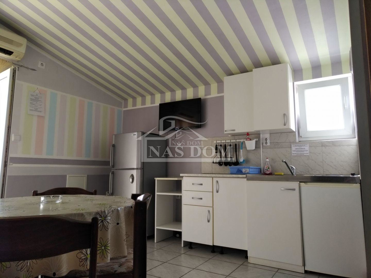 Vodice - Dvokatnica s 6 apartmana, 373,15 m2, 800 m od plaže Hangar