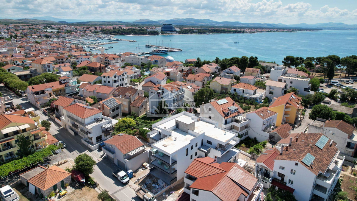 &lt;Luksuzni stan A8 s krovnom terasom, 50m od plaže&gt;
