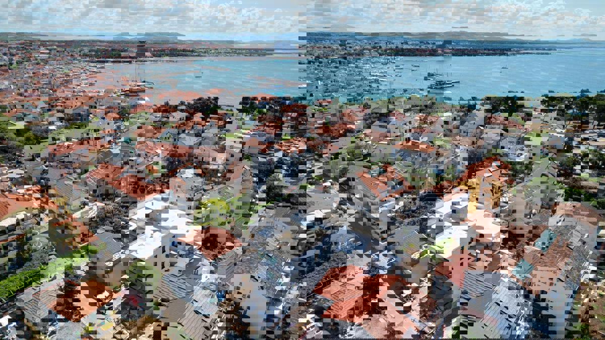 &lt;Luksuzni stan A8 s krovnom terasom, 50m od plaže&gt;