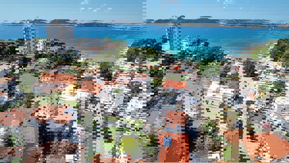 &lt;Luksuzni stan A8 s krovnom terasom, 50m od plaže&gt;