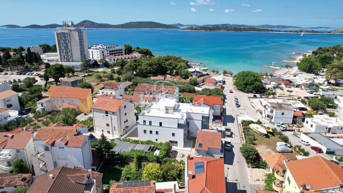 &lt;Luksuzni stan A8 s krovnom terasom, 50m od plaže&gt;