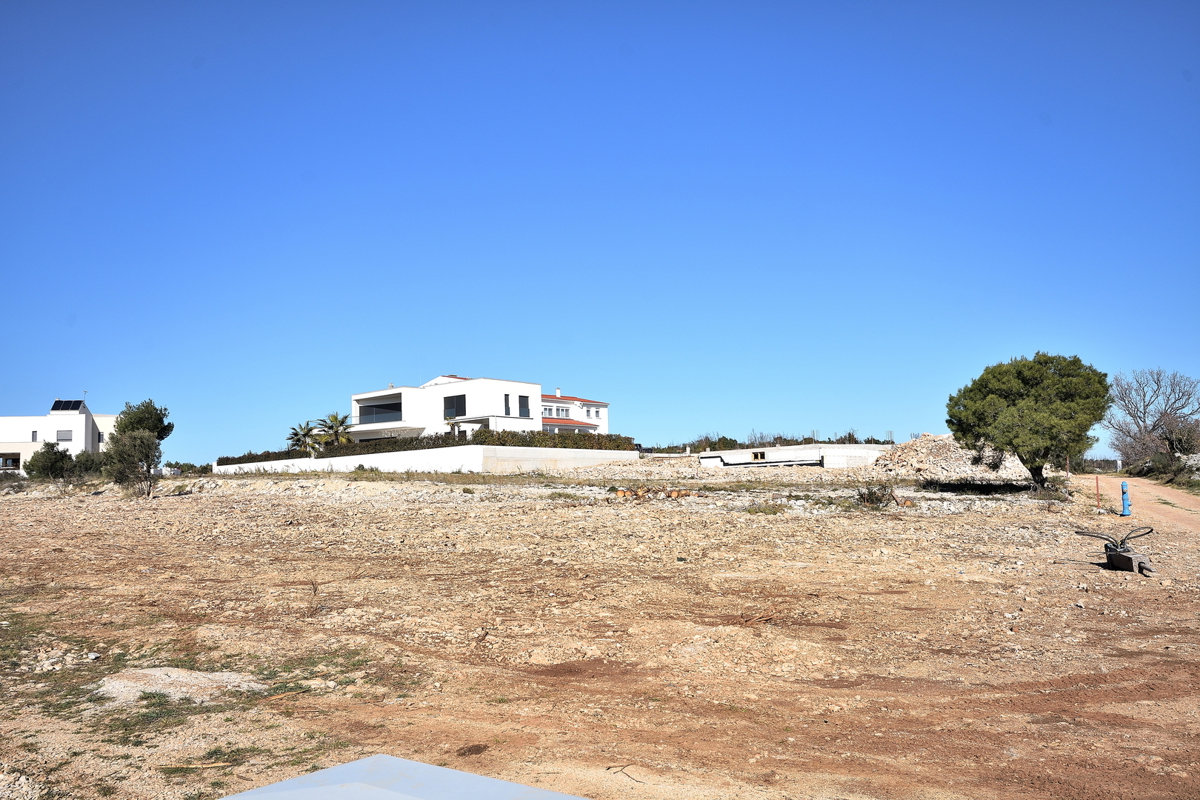 Vodice - gradbeno zemljišče 650m2, 900 m od plaže