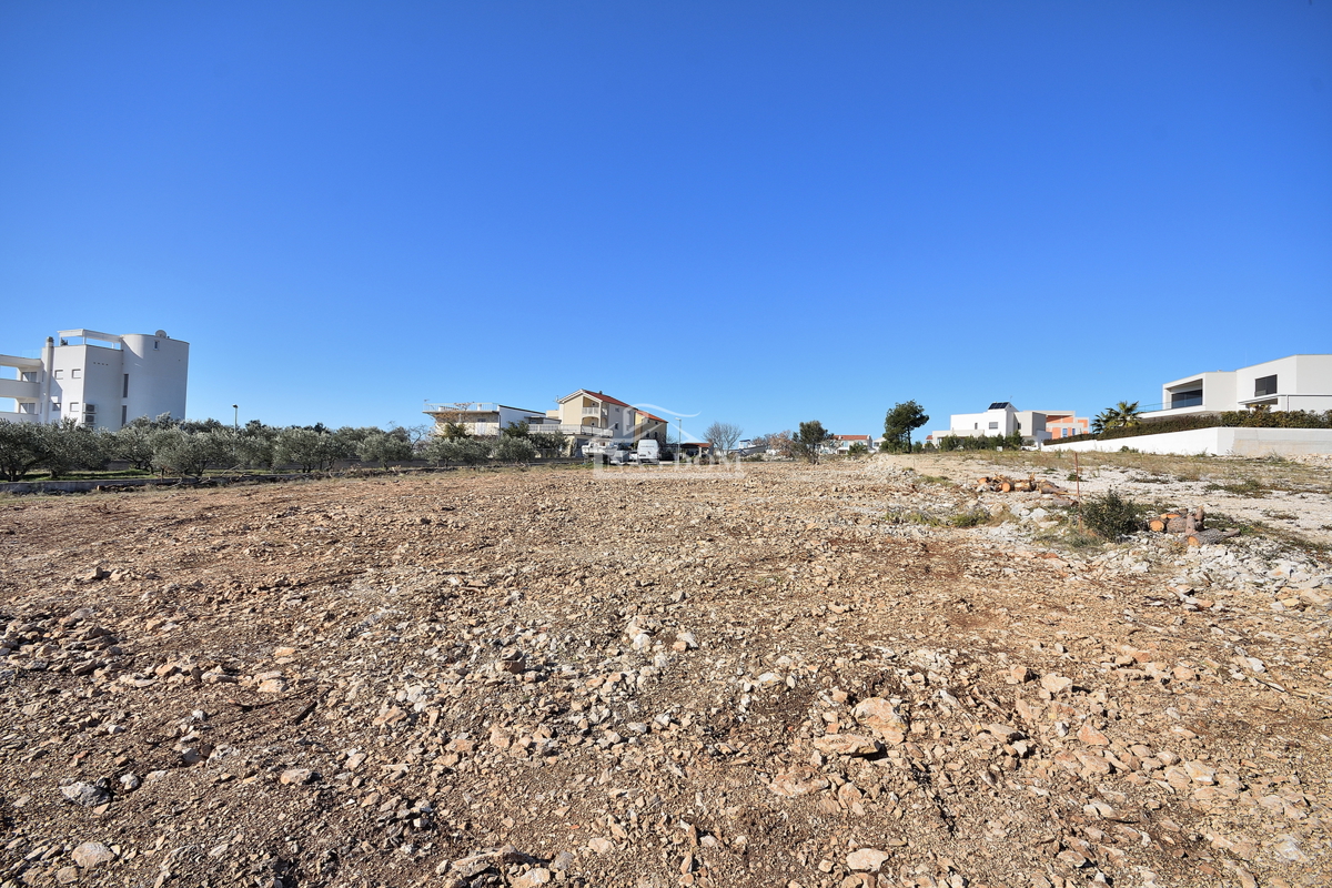 Vodice - gradbeno zemljišče 650m2, 900 m od plaže