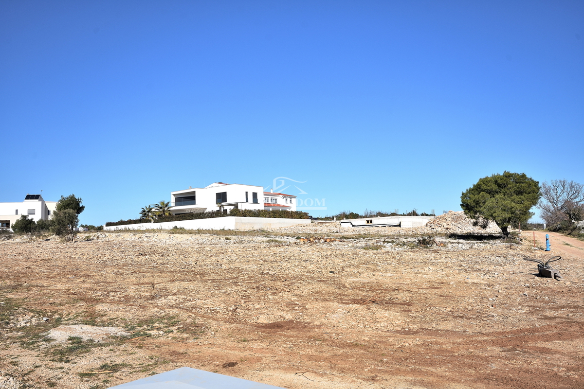 Vodice - gradbeno zemljišče 650m2, 900 m od plaže