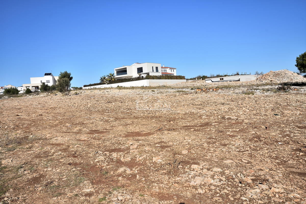 Vodice - gradbeno zemljišče 650m2, 900 m od plaže
