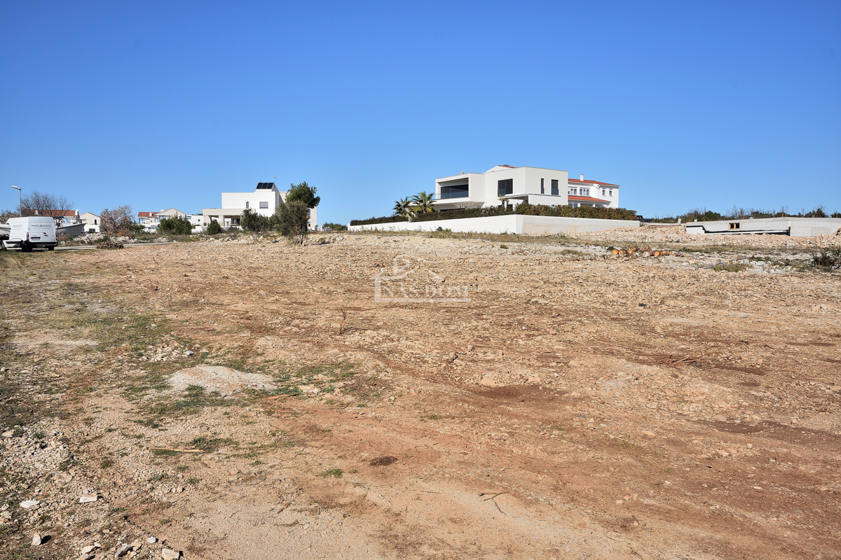 Vodice - gradbeno zemljišče 650m2, 900 m od plaže