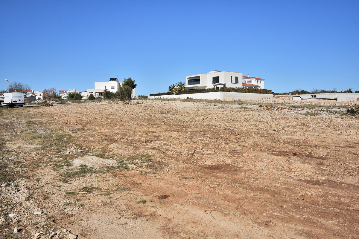 Vodice - gradbeno zemljišče 650m2, 900 m od plaže