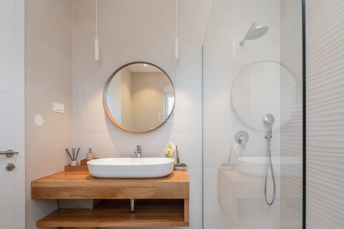 Vodice - moderna vila s bazenom, pogled na more