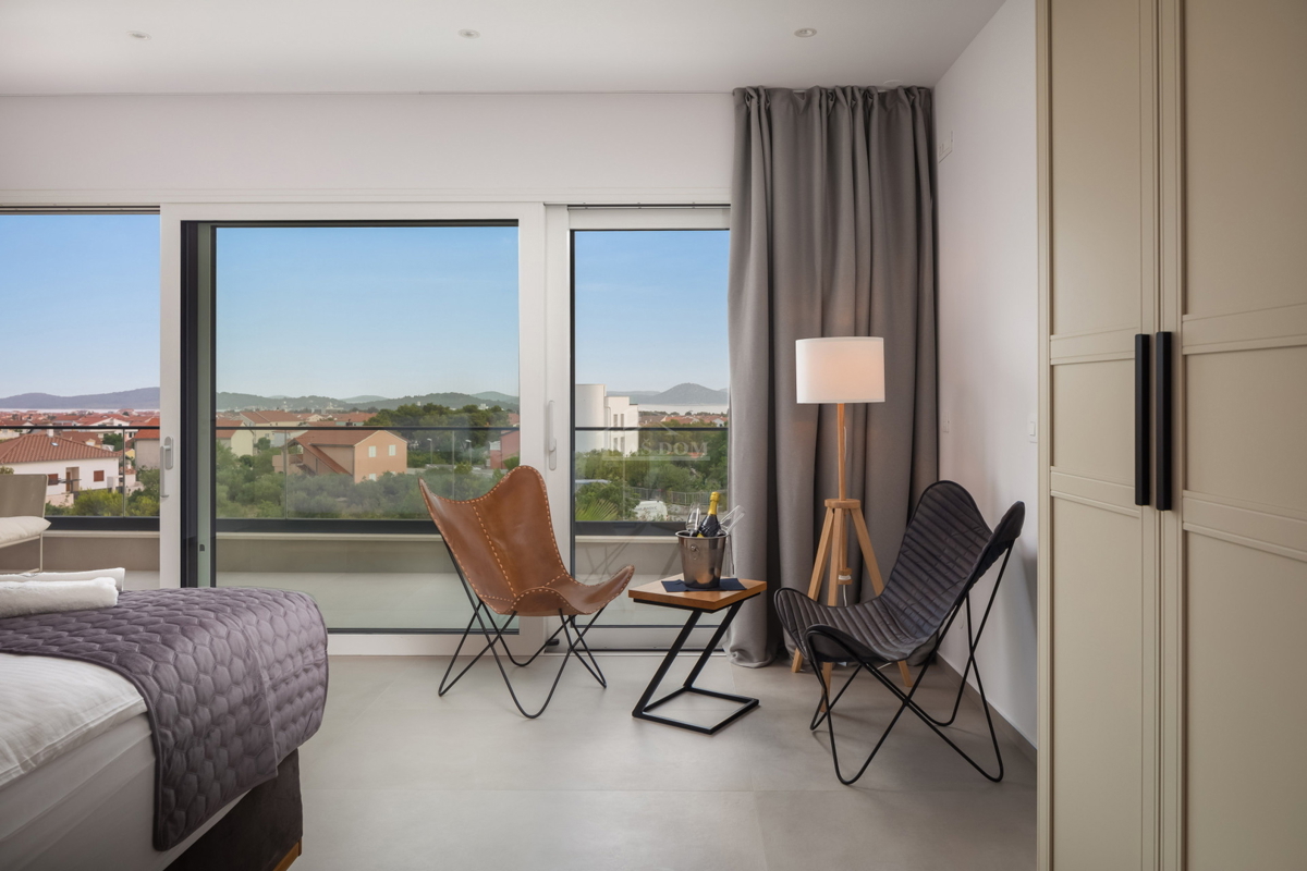 Vodice - moderna vila s bazenom, pogled na more