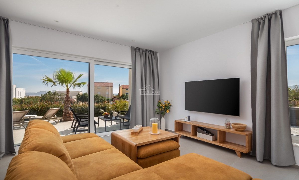 Vodice - moderna vila s bazenom, pogled na more