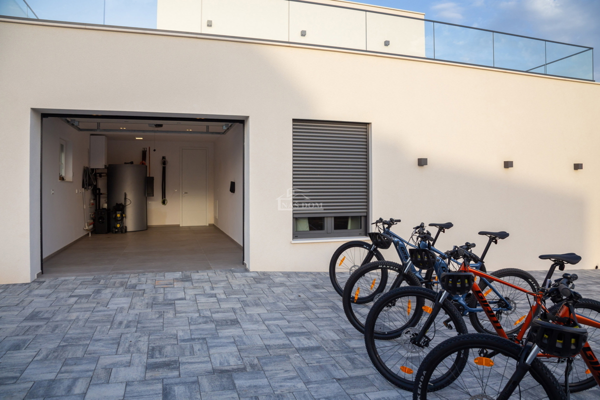 Vodice - moderna vila s bazenom, pogled na more