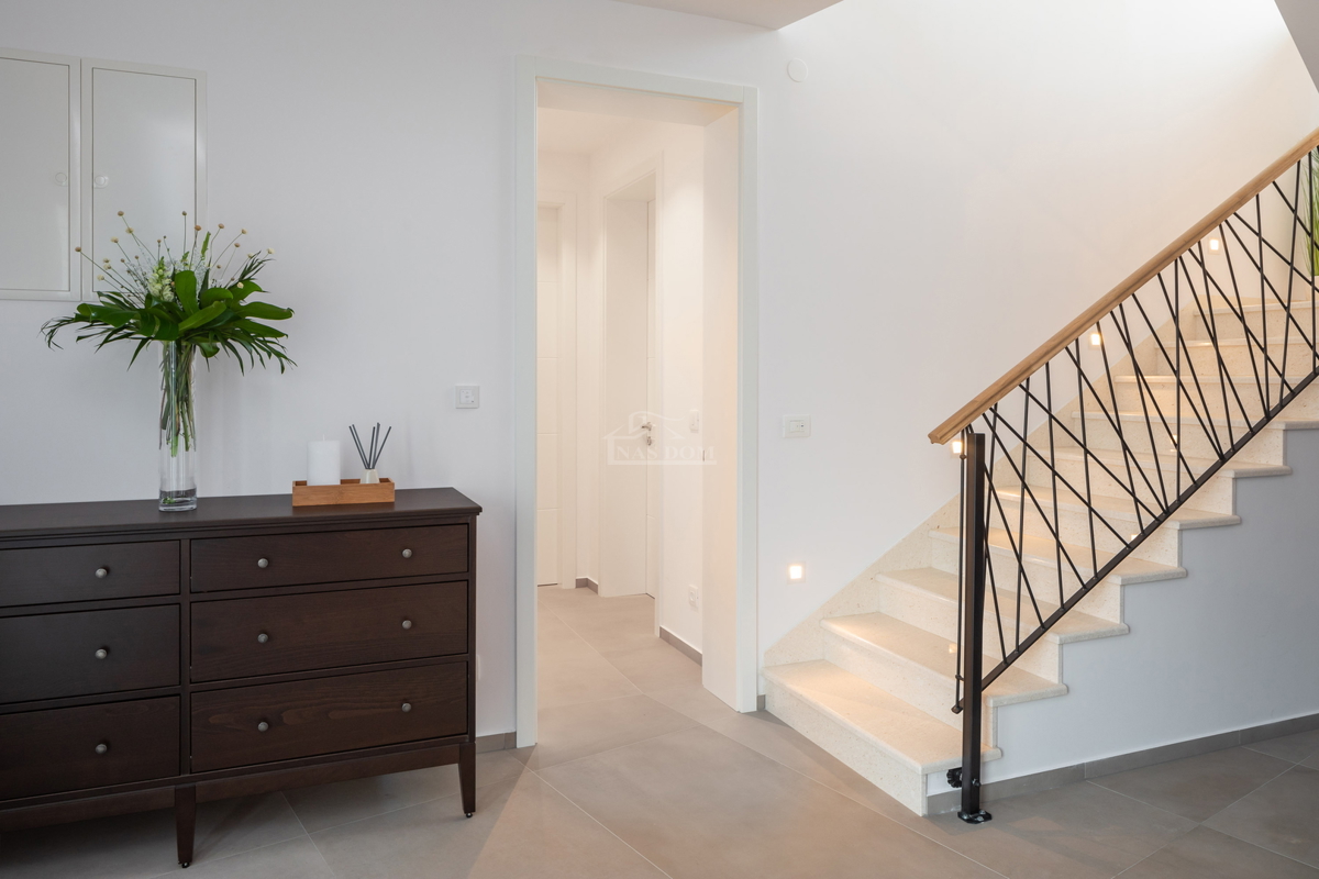 Vodice - moderna vila s bazenom, pogled na more