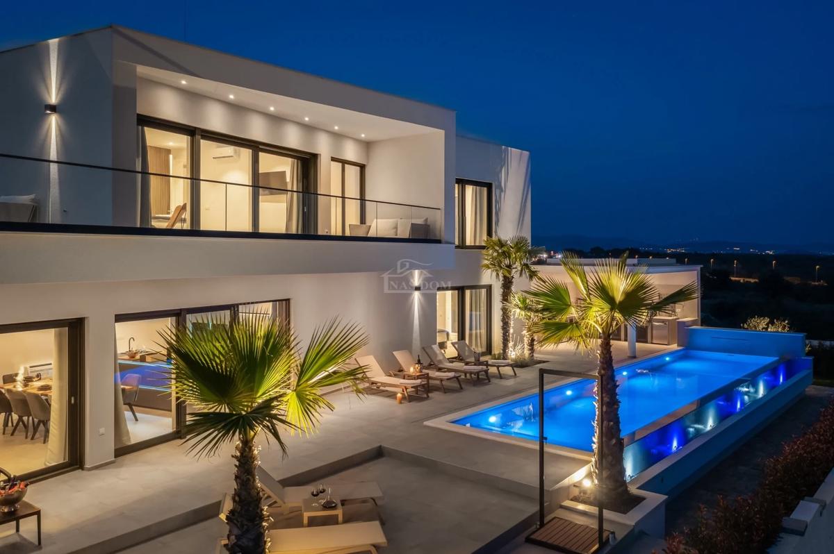 Vodice - moderna vila s bazenom, pogled na more