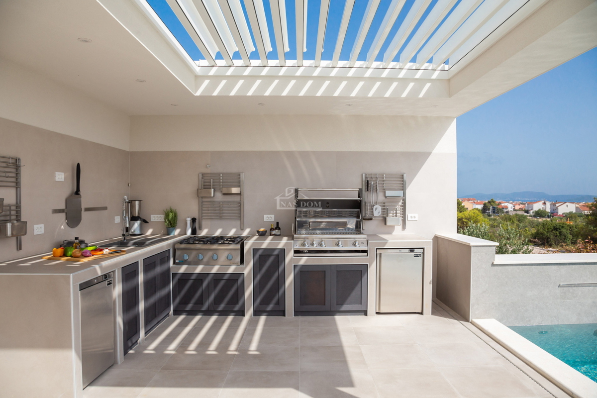 Vodice - moderna vila s bazenom, pogled na more