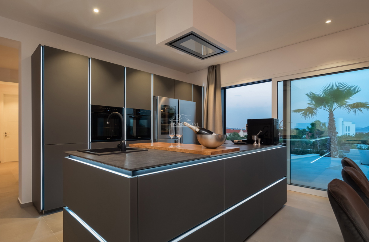 Vodice - moderna vila s bazenom, pogled na more