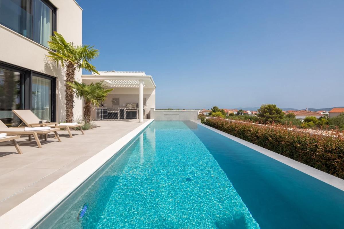 Vodice - moderna vila s bazenom, pogled na more