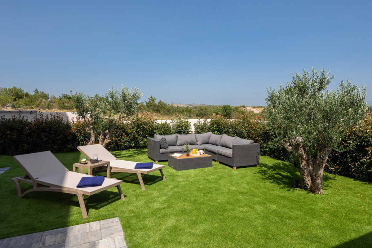 Vodice - moderna vila s bazenom, pogled na more