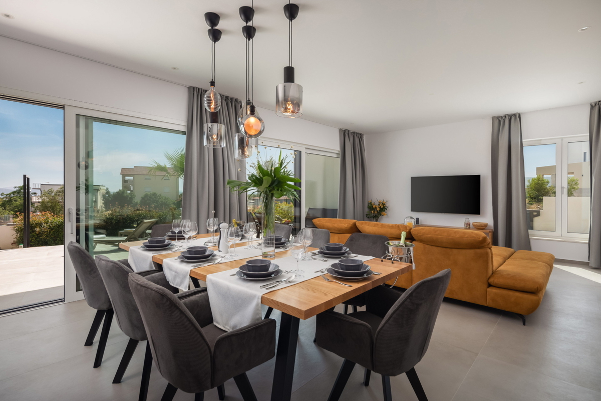 Vodice - moderna vila s bazenom, pogled na more