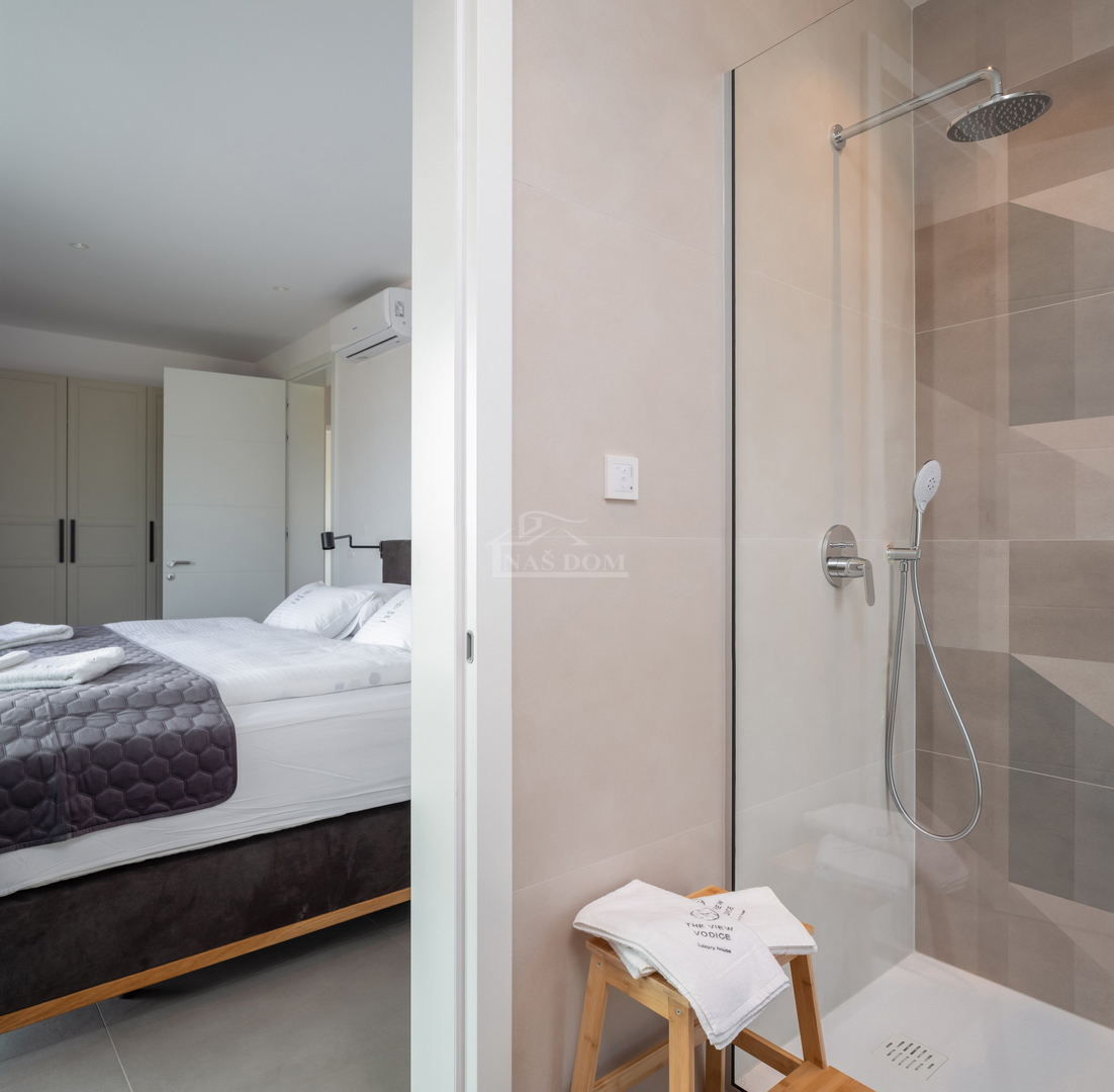 Vodice - moderna vila s bazenom, pogled na more