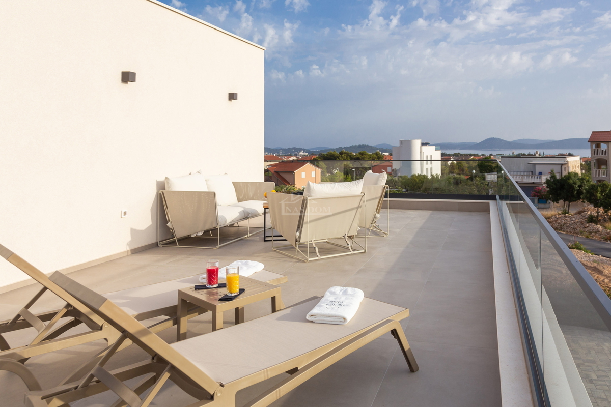 Vodice - moderna vila s bazenom, pogled na more