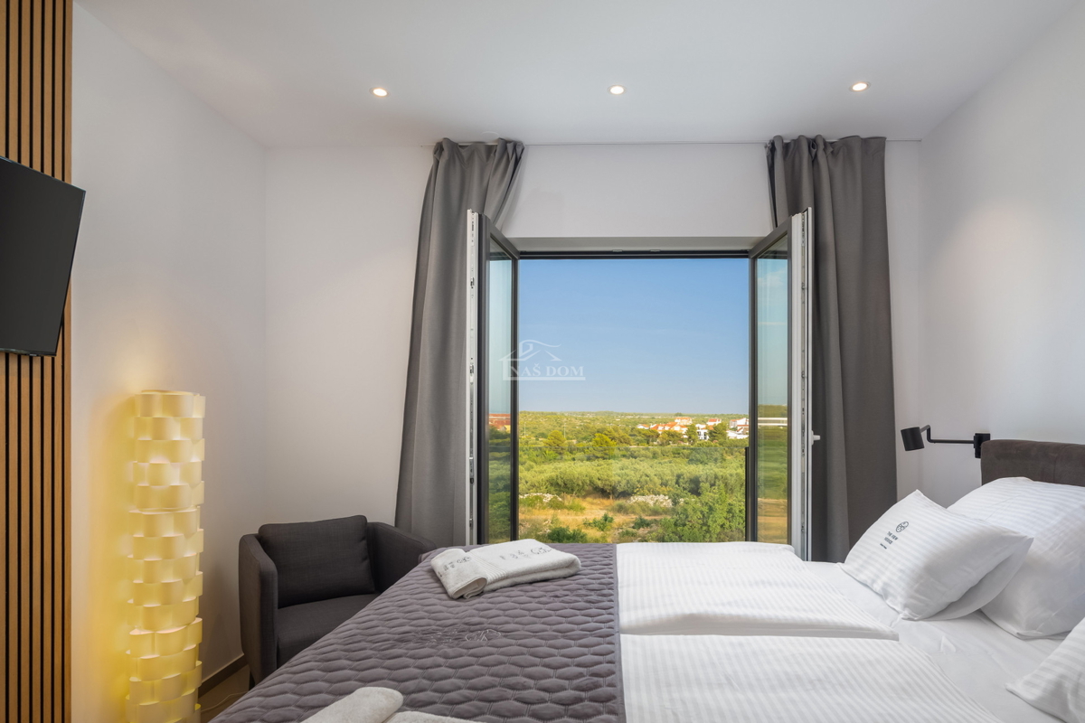 Vodice - moderna vila s bazenom, pogled na more