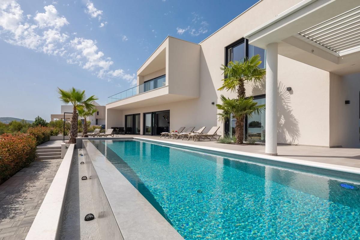 Vodice - moderna vila s bazenom, pogled na more