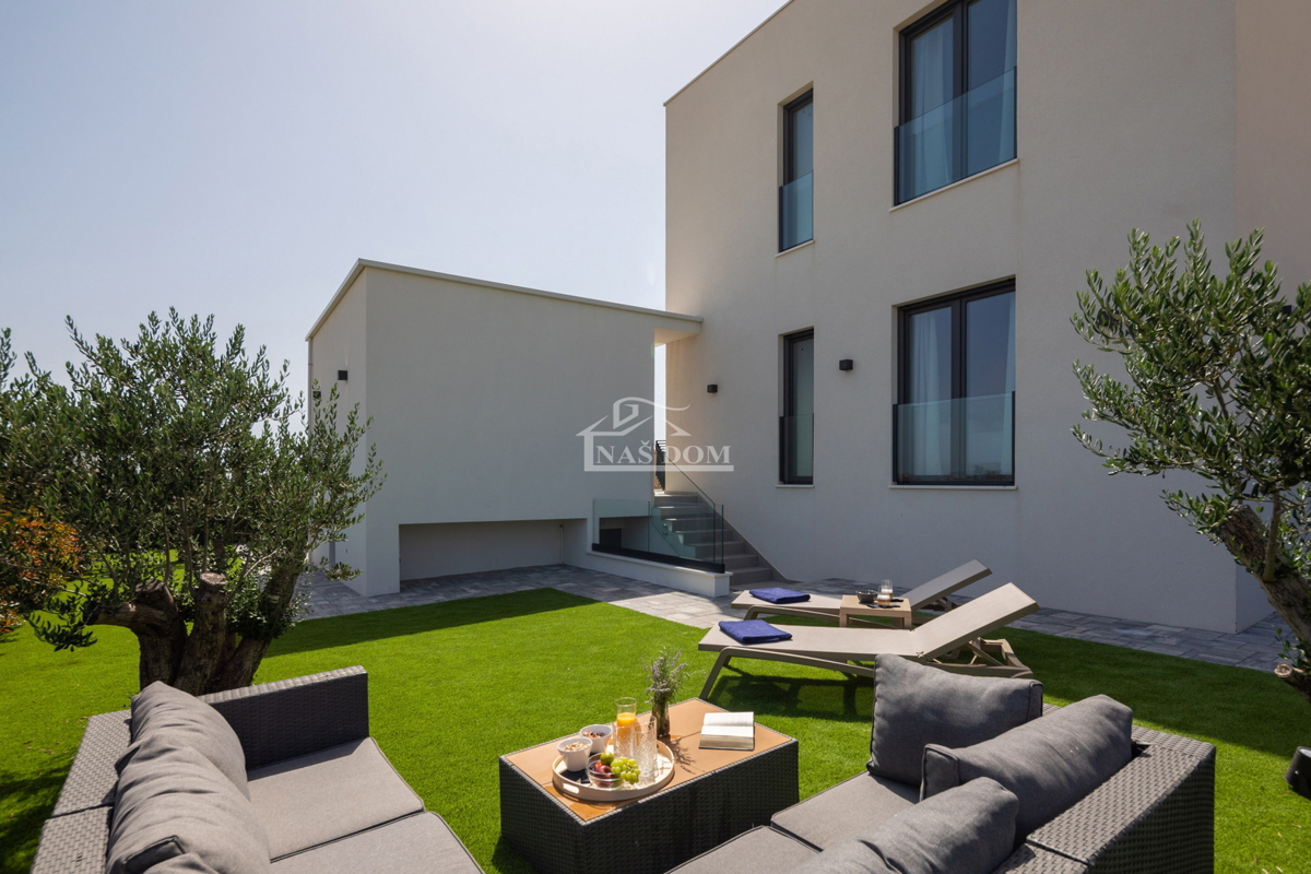 Vodice - moderna vila s bazenom, pogled na more