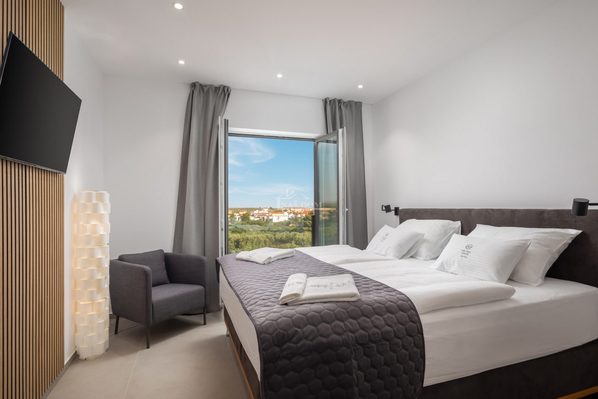 Vodice - moderna vila s bazenom, pogled na more