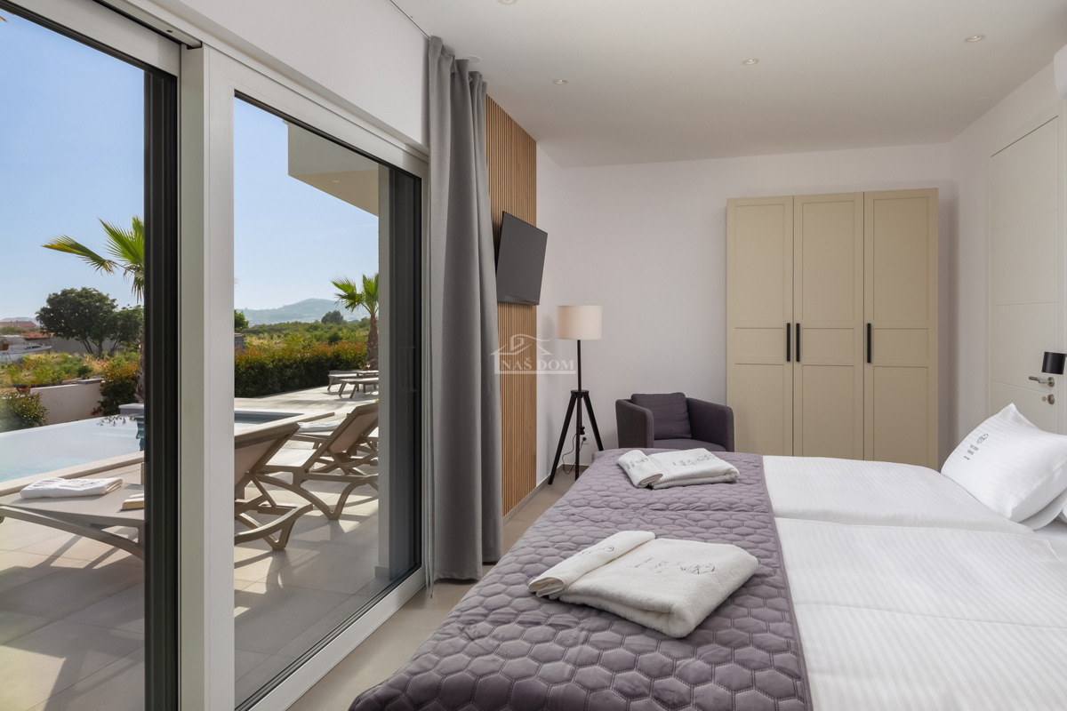 Vodice - moderna vila s bazenom, pogled na more