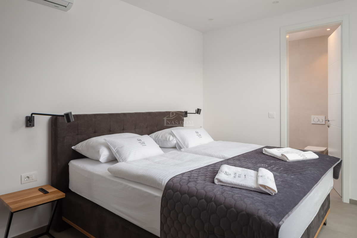 Vodice - moderna vila s bazenom, pogled na more