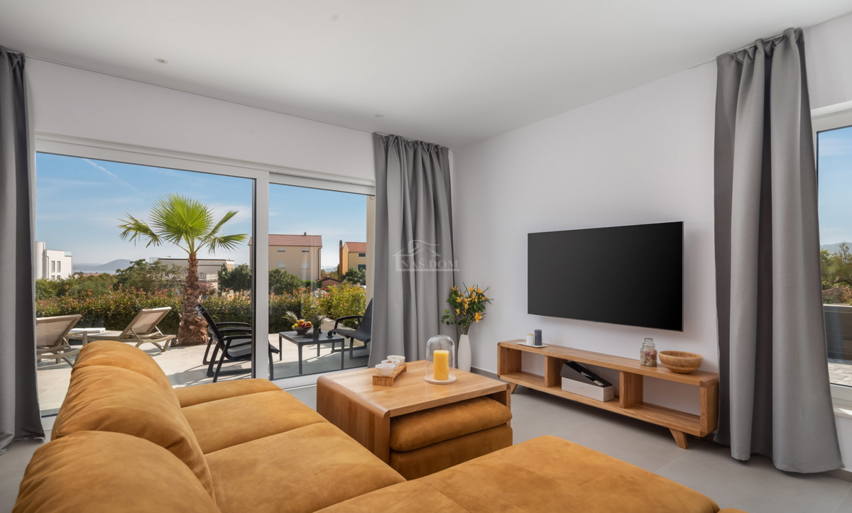 Vodice - moderna vila s bazenom, pogled na more