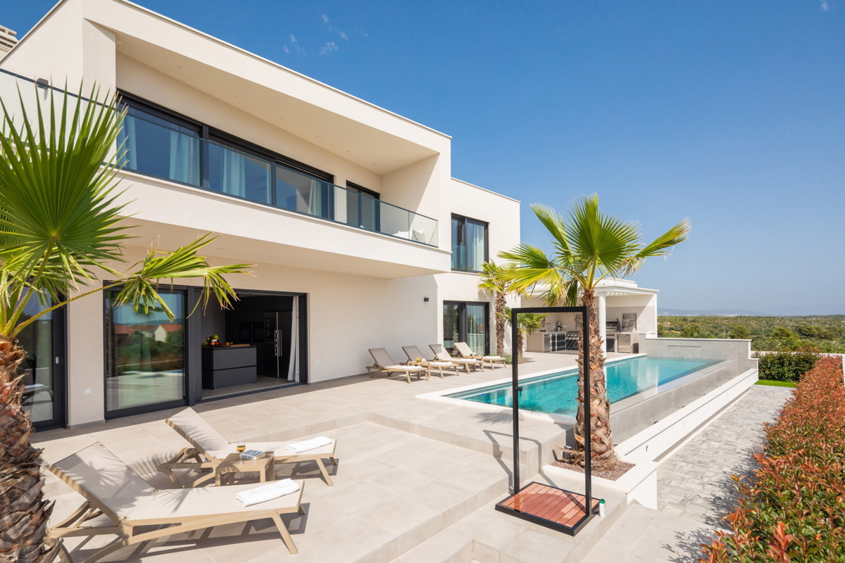 Vodice - moderna vila s bazenom, pogled na more