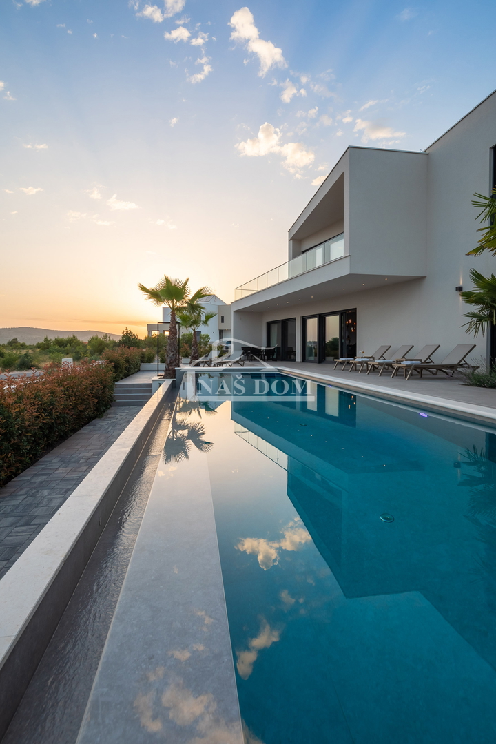 Vodice - moderna vila s bazenom, pogled na more