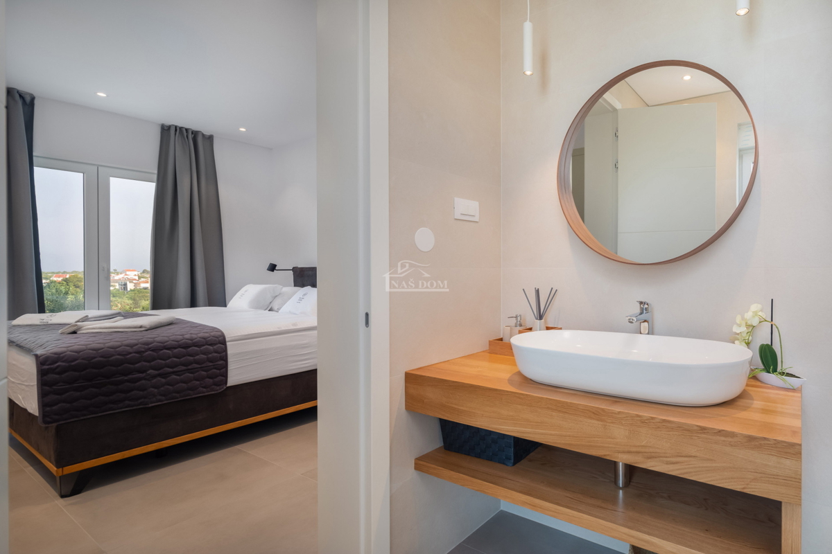 Vodice - moderna vila s bazenom, pogled na more