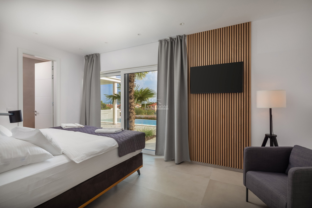 Vodice - moderna vila s bazenom, pogled na more