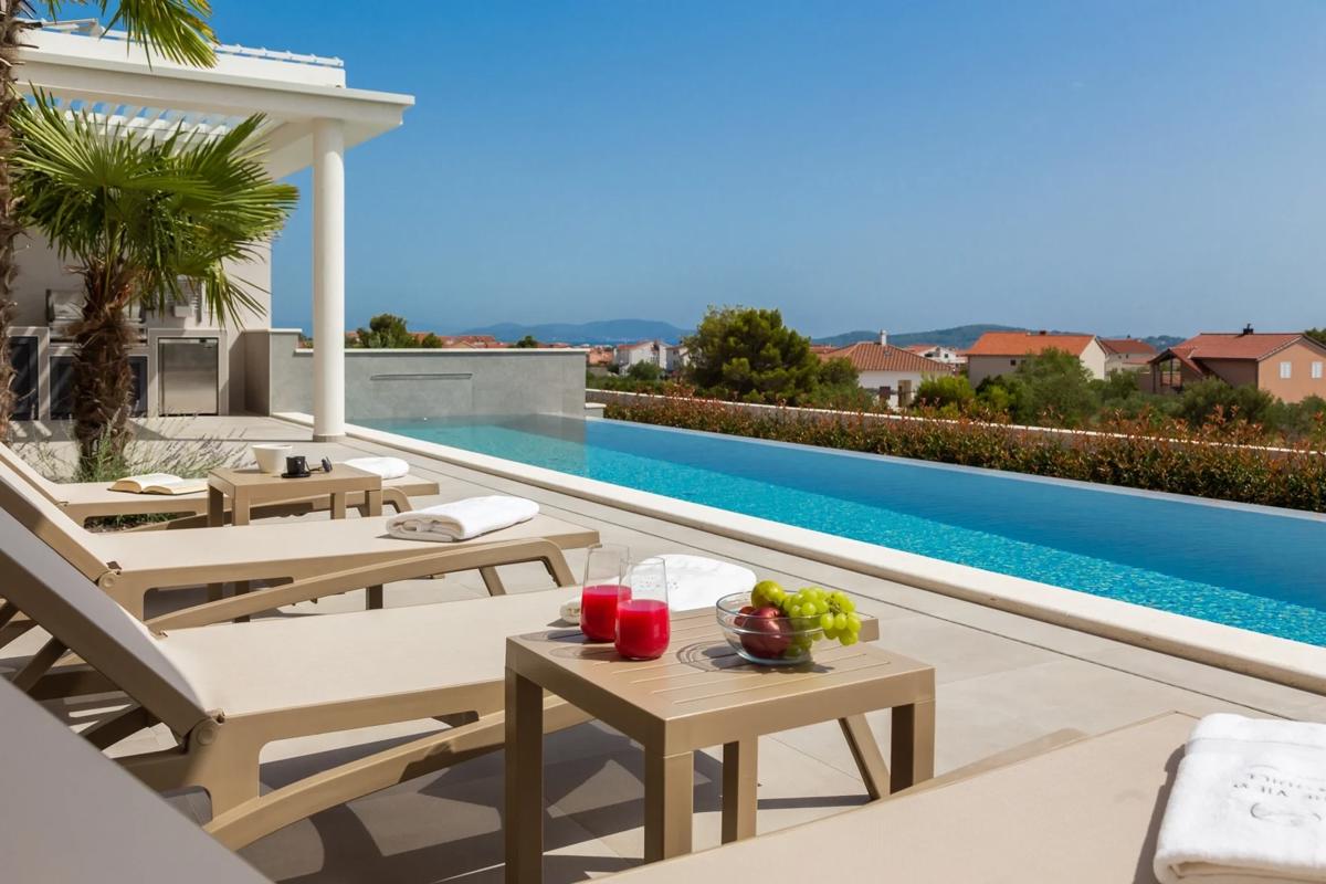 Vodice - moderna vila s bazenom, pogled na more