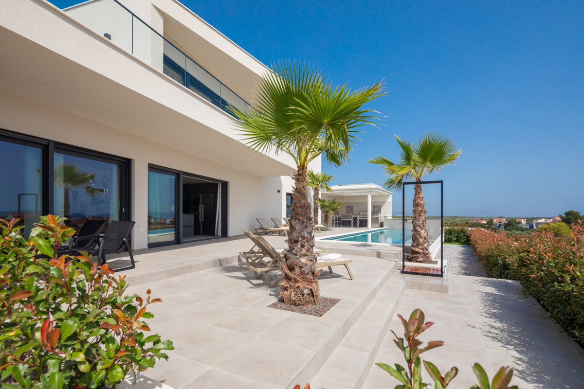 Vodice - moderna vila s bazenom, pogled na more