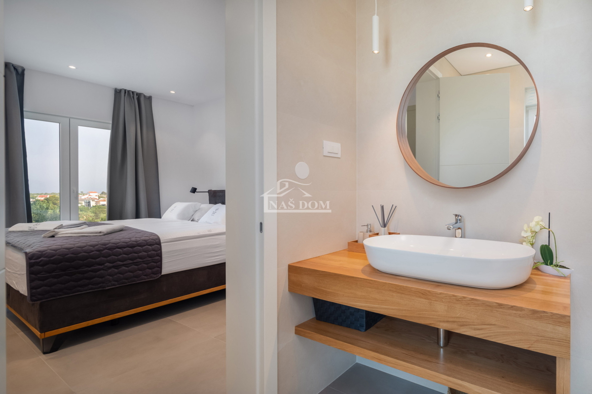 Vodice - moderna vila s bazenom, pogled na more
