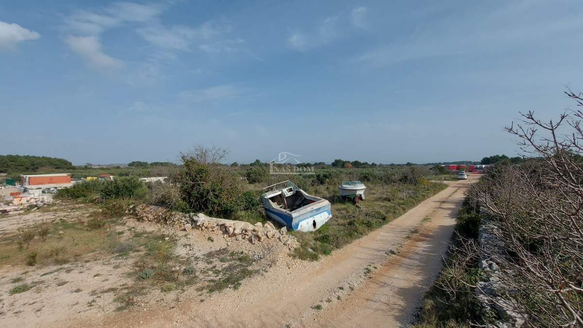 Vodice - Zemljišče v industrijski coni - 839m2