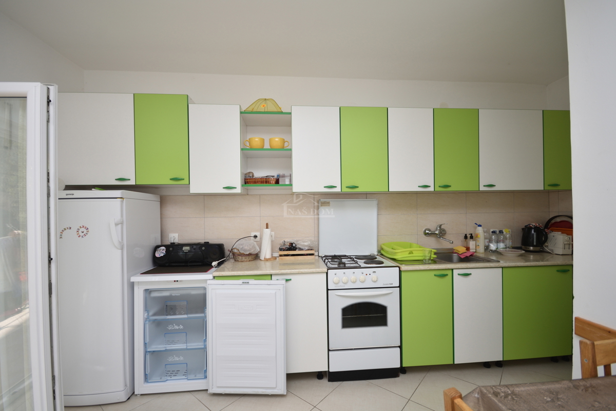 Pirovac - Dvojna hiša s dvema apartmajema v bližini morja