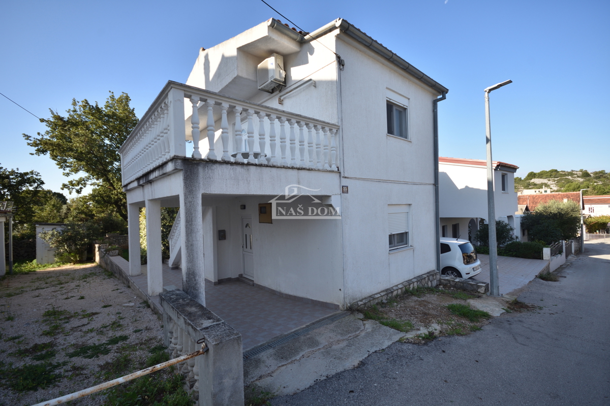 Pirovac - Dvojna hiša s dvema apartmajema v bližini morja